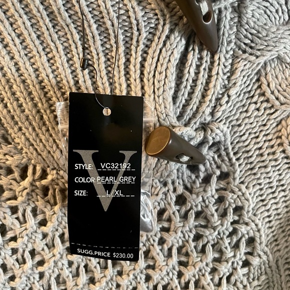 Vertigo Womens L/XL Pearl Grey Toggle Fringe Trim Poncho Cable Knit Boho NWT - Picture 3 of 3